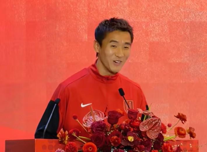 热点赛事-当队长有点紧张，韦世豪致辞口误羞涩一笑：输了一起狂