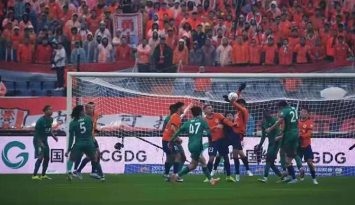 服务-京鲁大战争议瞬间被无视？国安成受害者？裁判尺度统一性引发质疑|泰山|北京国安|中超联赛|山东泰山|克雷桑_新浪体育_新浪新闻