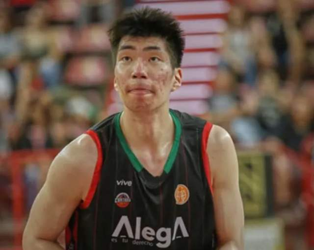 热点赛事-这场有点铁！余嘉豪5中1得8分，错失多个机会，造杀伤能力是真强|篮板|比赛|罚球|男篮|数据_新浪体育_新浪新闻