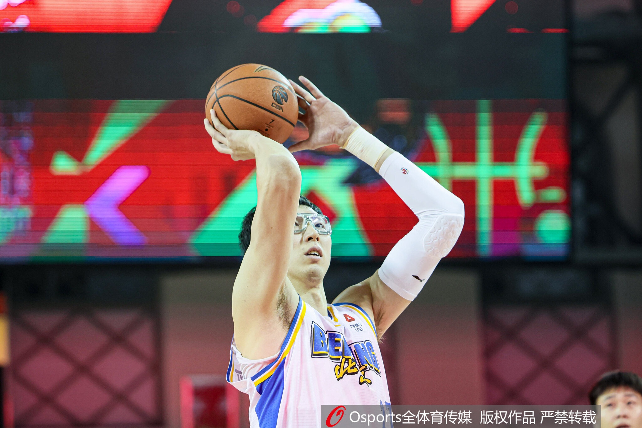 热点赛事-直接对位！周琦半场7分5板1助1帽VS王哲林10分10板2助&amp;6前场板